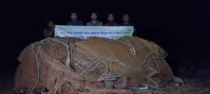 লালমোহনে ৮ লাখ টাকার অবৈধ জাল জব্দ করে আগুনে পুড়িয়ে বিনষ্ট