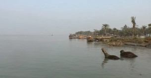 চরফ্যাসনের ঢাল চরে পানির সঙ্গে যুদ্ধ করে বেঁচে আছেন ১২ হাজার মানুষ