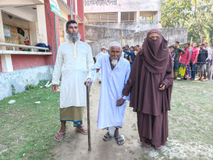 ১৭ বছর পর লাঠি ভর দিয়ে ভোট দিয়েছেন বৃদ্ধ দম্পতি