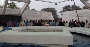 জিয়াউর রহমান ও খালেদা জিয়ার সমাধিতে পাঁচ প্রশাসকের শ্রদ্ধা