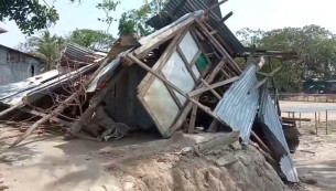চরফ্যাসনের ঢালচরে ঝড়ে তান্ডবে অর্ধশতাধিক ঘরবাড়ি বিধ্বস্ত