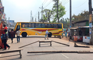 ভোলায় সড়ক অবরোধ করে বিক্ষোভ প্রায় ৫ ঘন্টা যাত্রীবাহী বাস ধর্মঘট