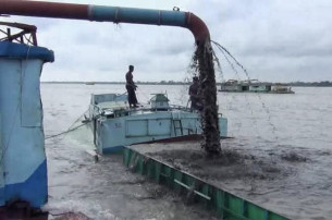 তেঁতুলিয়া নদী থেকে অবৈধ বালু উত্তোলন নদী রক্ষা বাঁধ বিলীন হওয়ার আশঙ্কা