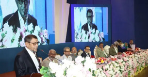 ভালো ডাক্তার হোন, রাজনীতি থেকে দূরে থাকুন: স্বাস্থ্যমন্ত্রী