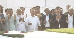 স্বাধীনতা দিবসে জিয়া ও খালেদার সমাধিতে প্রধানমন্ত্রীর শ্রদ্ধা