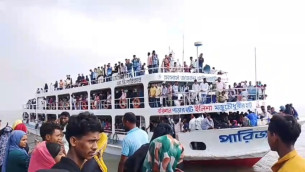 ঈদের ছুটি শেষে ভোলা থেকে নৌপথে কর্মস্থলে ফেরা যাত্রীদের উপচে পড়া ভিড়