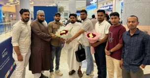 ওমরাহ করতে সৌদি আরবে পৌঁছেছেন নাহিদ ইসলাম