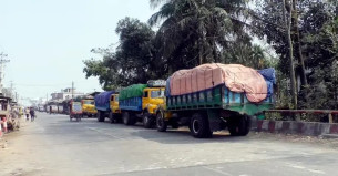 ভোলা থেকে পাচারের সময় ৪ ট্রাক সরকারি টিএসপি সার জব্দ