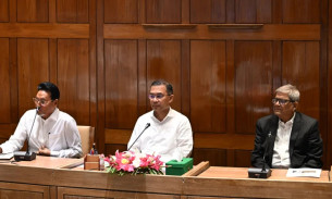 প্রধানমন্ত্রীর সঙ্গে সরকার দলীয় সংসদ সদস্যদের বৈঠক