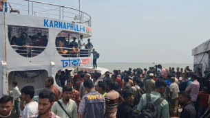 ঈদ উপলক্ষে ইলিশা লঞ্চঘাটে ঘরে ফেরা মানুষের ঢল