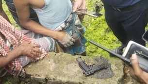ভোলায় পরিত্যক্ত পুকুর থেকে দুই রাউন্ড গুলিসহ একটি বিদেশী পিস্তল উদ্ধার
