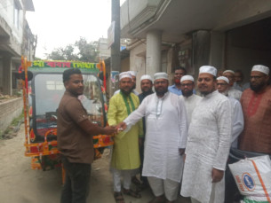 রমজানের মানবিক উদ্যোগ আলীনগর ইউনিয়নের আরিফকে অটো গাড়ি উপহার দিলো জামায়াতে ইসলামী
