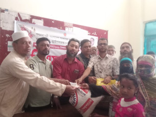 লালমোহন পৌরসভার অসহায় ও দুস্থ পরিবারের মাঝে ভিজিএফ এর চাল বিতরণ