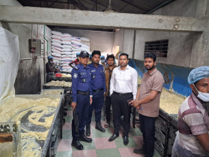 লালমোহনে সেমাই কারখানায় ভ্রাম্যমান আদালতের অভিযানে ২০ হাজার টাকা জরিমানা