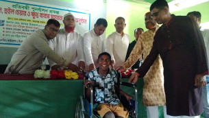 লালমোহনে প্রতিবন্ধীদের মাঝে হুইল চেয়ার, সেলাই মেশিন ও ক্ষুদ্র ব্যবসার সহায়তা প্রদান