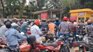 ভোলায় জ্বালানি তেলের সংকট অসাধু ব্যবসায়ীদের ঠেকাতে প্রশাসনের মোবাইল কোর্ট