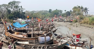 মাছ ধরায় নিষেধাজ্ঞা সাত দিনেও জেলেদের ভাগ্যে জোটেনি ভিজিএফের চাল