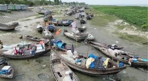 দুই মাসের নিষেধাজ্ঞা শেষ হচ্ছে ভোলায় তেলের সংকটে নদীতে নামতে পারছেন না জেলেরা