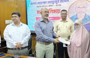 ভোলায় দুস্থ ও প্রতিবন্ধীদের মাঝে অনুদানের চেক বিতরণ