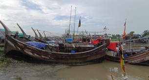 জ্বালানি সংকটে দুশ্চিন্তায় জেলে পাড়া, বন্ধের পথে মাছ ধরা