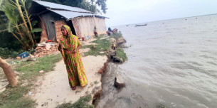 ভোলার পশ্চিমাঞ্চলে তেঁতুলিয়া নদীর ভাঙনের মুখে শতাধিক পরিবার