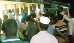 লালমোহনে তেল না পেয়ে মধ্যরাতে ইউএনওর বাসভবনের সামনে বিক্ষোভ