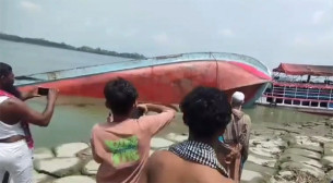 কীর্তনখোলা নদীতে ডুবে গেল লঞ্চ