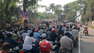 ভোলায় তেলের জন্য পাম্পে মোটরসাইকেলের দীর্ঘ লাইন