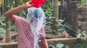 বোরহানউদ্দিনে দুধ দিয়ে গোসল করে অনলাইন জুয়া ছাড়ার ঘোষণা যুবকের