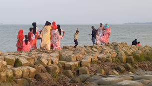 ভোলার নদীর পাড়ে বৈশাখী আনন্দ হাজারো মানুষের মিলনমেলা