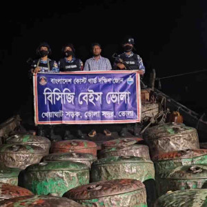 দৌলতখানের মেঘনায় কোষ্টগার্ডের অভিযানে বিপুল পরিমান অবৈধ জ্বালানি তেল জব্দ