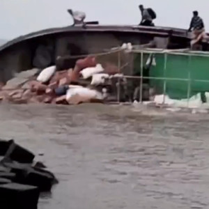 মনপুরা-তজুমুদ্দিন নৌরুটে চলাচালকারী যাত্রীসহ পণ্য বোঝাই ট্রলার ডুবি