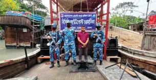 ভোলার দুলারহাটে ৪টি অবৈধ ট্রলিং বোট জব্দ