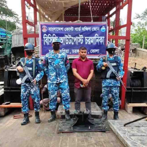 ভোলার দুলারহাটে ৪টি অবৈধ ট্রলিং বোট জব্দ