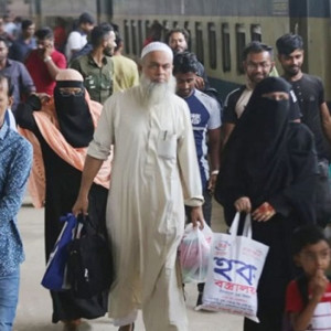 স্বজনদের মায়া ছেড়ে ব্যস্ত নগরীতে ফিরছেন কর্মজীবীরা