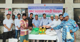 মনপুরায় ২ হাজার প্রান্তিক জেলের মাঝে খাদ্য সামগ্রী বিতরন