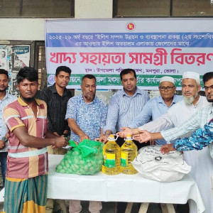 মনপুরায় ২ হাজার প্রান্তিক জেলের মাঝে খাদ্য সামগ্রী বিতরন