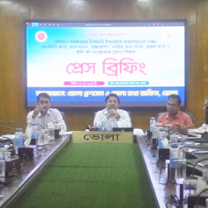 নির্বাচনি ইশতেহার বাস্তবায়নে সরকারের কার্যক্রম নিয়ে ভোলায় জেলা প্রশাসনের প্রেস ব্রিফিং