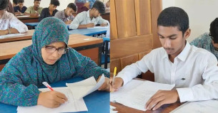 একসঙ্গে এসএসসি পরীক্ষা দিচ্ছেন মা-ছেলে