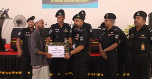 আত্মসমর্পণ করা ১২৭ জলদস্যুকে ঈদ উপহার দিলো র‍্যাব