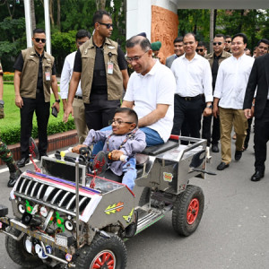 কলেজ শিক্ষার্থী ওয়াকিমুলের তৈরি স্মার্ট কারে চড়লেন প্রধানমন্ত্রী