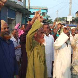 লালমোহনে চলাচলের পথ বন্ধ করে ঘর উত্তোলনের অভিযোগ