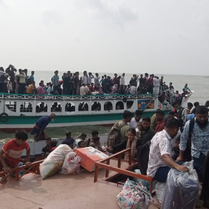 ঈদযাত্রায় ইলিশা-মৌজুচৌধুরীহাট নৌপথে যাত্রীদের দুর্ভোগ