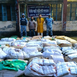 লালমোহনে কোস্ট গার্ডের অভিযানে ৩ লাখ ৬০ হাজার টাকার নিষিদ্ধ পলিথিন জব্দ