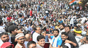 দিল্লিতে ককরোচ জনতা পার্টির বিশাল সমাবেশ, দেশে ফিরলেন প্রতিষ্ঠাতা