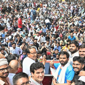 দিল্লিতে ককরোচ জনতা পার্টির বিশাল সমাবেশ, দেশে ফিরলেন প্রতিষ্ঠাতা