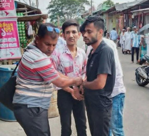 লালমোহনের নাজিরপুর থেকে ইয়াবা সহ আটক-২