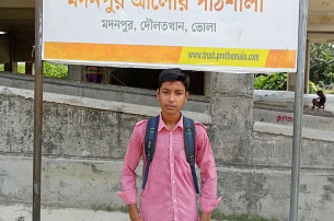 মদনপুরে মাদ্রাসার গণ্ডি পেরিয়ে আধুনিক শিক্ষার আলোয় রাসেল