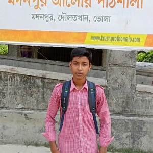 মদনপুরে মাদ্রাসার গণ্ডি পেরিয়ে আধুনিক শিক্ষার আলোয় রাসেল