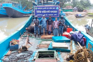 লালমোহনে অবৈধ ট্রলিং বোট ও জালসহ দুই জেলে আটক